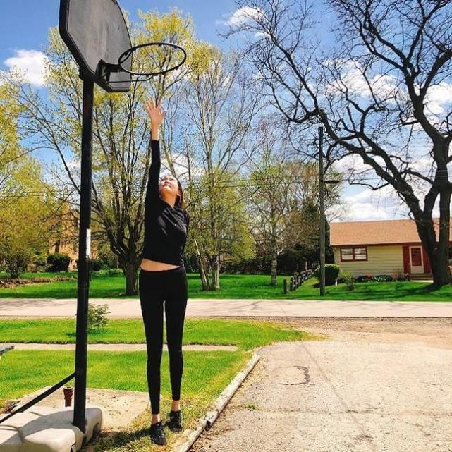 据悉,来自美国奥斯汀的玛西·柯林(maci currin)是世界上腿最长的女人