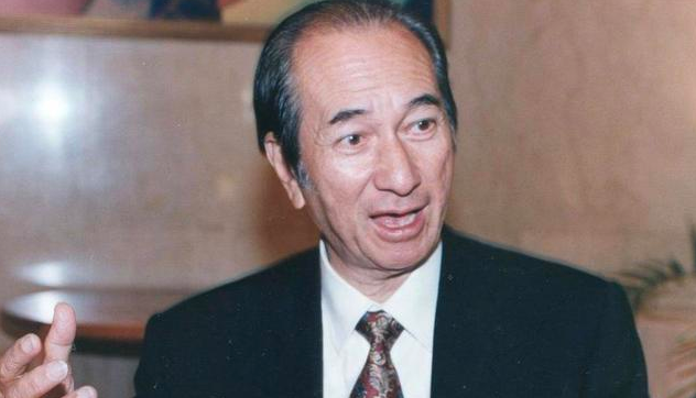 何猷君|赌王丧礼正式举行，窦骁全程陪伴哭肿双眼的何超莲，何猷君抱9个月儿子出镜