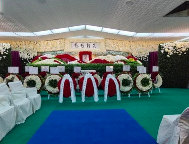 何猷君|赌王丧礼正式举行，窦骁全程陪伴哭肿双眼的何超莲，何猷君抱9个月儿子出镜