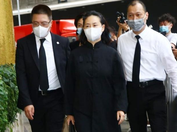 何猷君|赌王丧礼正式举行，窦骁全程陪伴哭肿双眼的何超莲，何猷君抱9个月儿子出镜