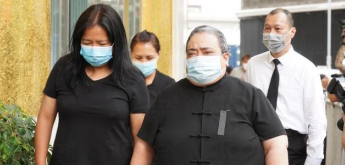 何猷君|赌王丧礼正式举行，窦骁全程陪伴哭肿双眼的何超莲，何猷君抱9个月儿子出镜