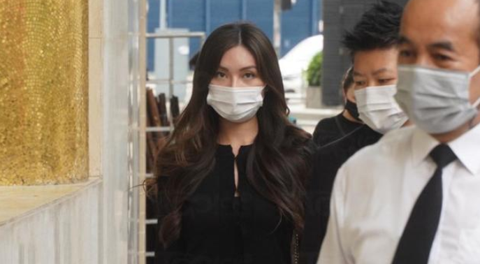 何猷君|赌王丧礼正式举行，窦骁全程陪伴哭肿双眼的何超莲，何猷君抱9个月儿子出镜