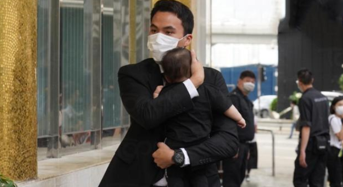 何猷君|赌王丧礼正式举行，窦骁全程陪伴哭肿双眼的何超莲，何猷君抱9个月儿子出镜