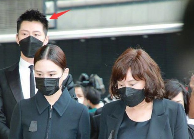 何猷君|赌王丧礼正式举行，窦骁全程陪伴哭肿双眼的何超莲，何猷君抱9个月儿子出镜