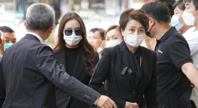 何猷君|赌王丧礼正式举行，窦骁全程陪伴哭肿双眼的何超莲，何猷君抱9个月儿子出镜