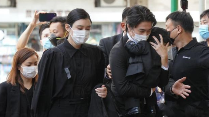 何猷君|赌王丧礼正式举行，窦骁全程陪伴哭肿双眼的何超莲，何猷君抱9个月儿子出镜