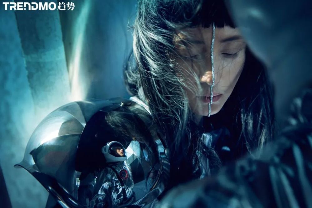 主意是想表达未来元素,蒋勤勤呈现的是一个未来女战士的角色