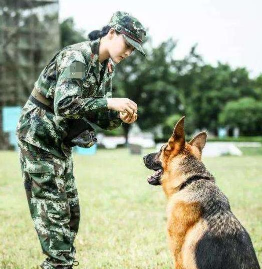张馨予|33岁张馨予大秀恩爱，竟暴露硬汉老公甜蜜昵称，让人大跌眼镜