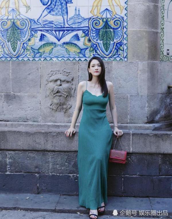 陈乔恩|被陈乔恩美到了，吊带裙穿出尤物感，难怪40岁还能“拿下”艾伦