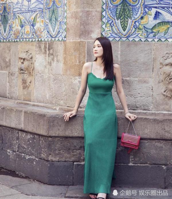 陈乔恩|被陈乔恩美到了，吊带裙穿出尤物感，难怪40岁还能“拿下”艾伦