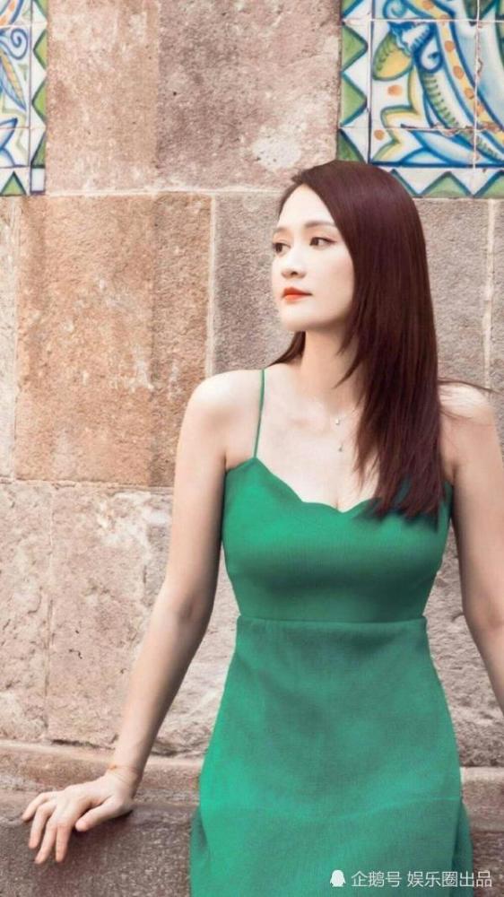 陈乔恩|被陈乔恩美到了，吊带裙穿出尤物感，难怪40岁还能“拿下”艾伦