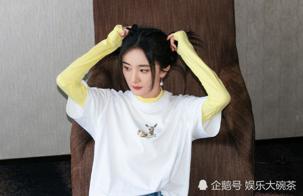 杨幂|这个杨幂也太减龄了，长编发加双马尾可爱十足，装扮清新身材吸睛