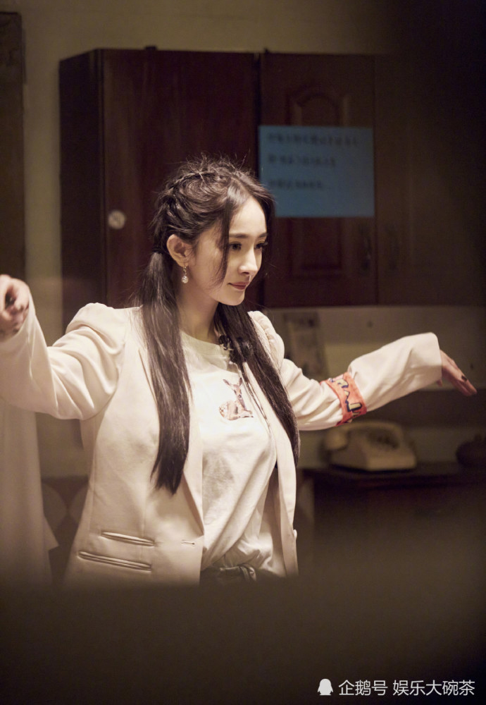 杨幂|这个杨幂也太减龄了，长编发加双马尾可爱十足，装扮清新身材吸睛