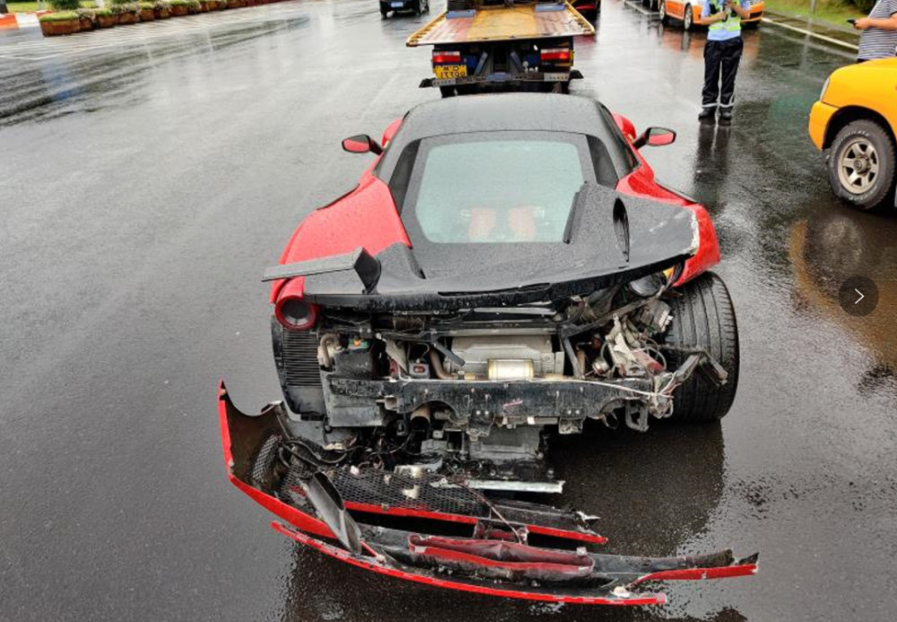 400多万的法拉利,在绍兴某高速撞了!现场一塌糊涂………_腾讯新闻