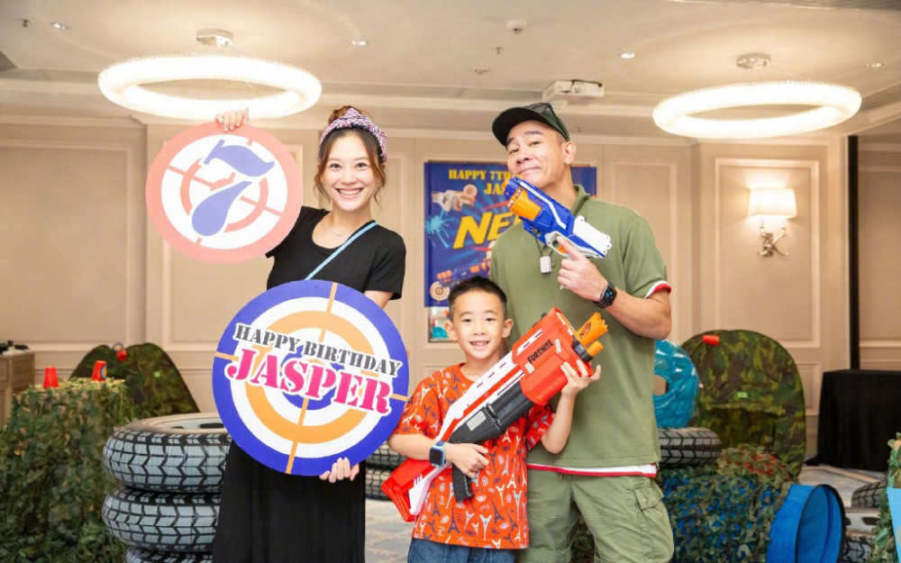 应采儿|应采儿恢复得真快，产后一个月穿黑色装戴蝴蝶结发箍，四肢好纤细