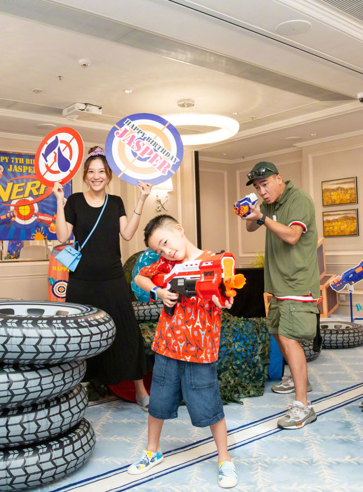 应采儿|应采儿恢复得真快，产后一个月穿黑色装戴蝴蝶结发箍，四肢好纤细