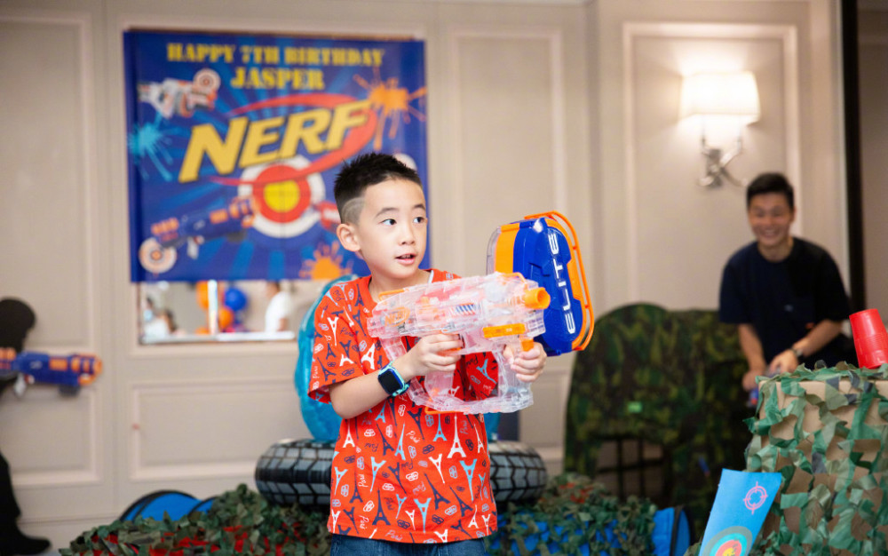 应采儿|应采儿恢复得真快，产后一个月穿黑色装戴蝴蝶结发箍，四肢好纤细