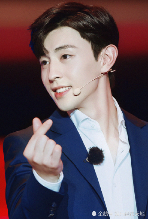 首先是邓伦,邓伦这个比心的方式很常见,虽然这个比心动作看着挺简单的