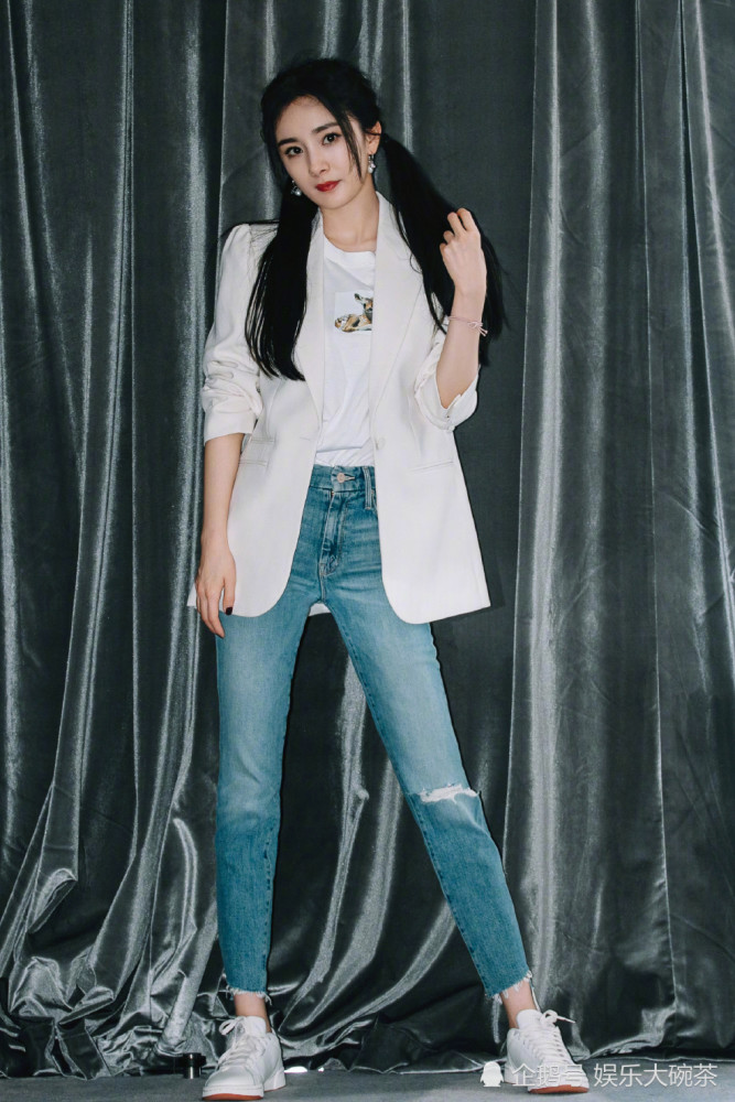 杨幂|这个杨幂也太减龄了，长编发加双马尾可爱十足，装扮清新身材吸睛