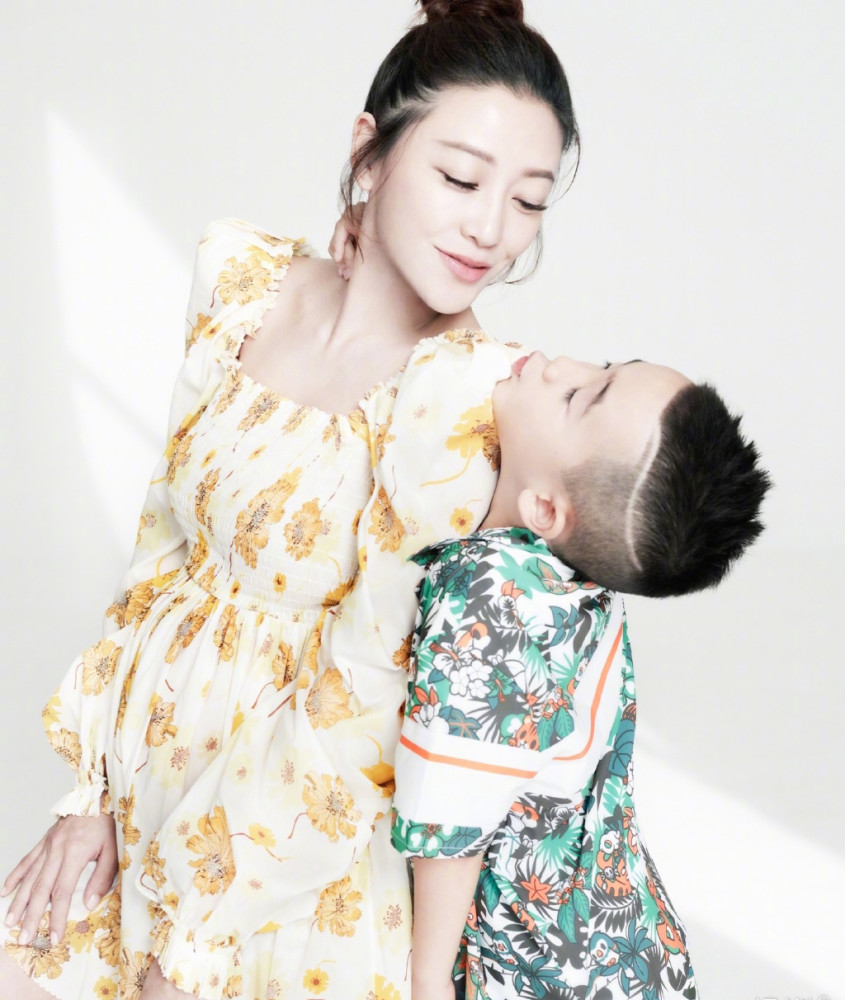 应采儿|应采儿恢复得真快，产后一个月穿黑色装戴蝴蝶结发箍，四肢好纤细