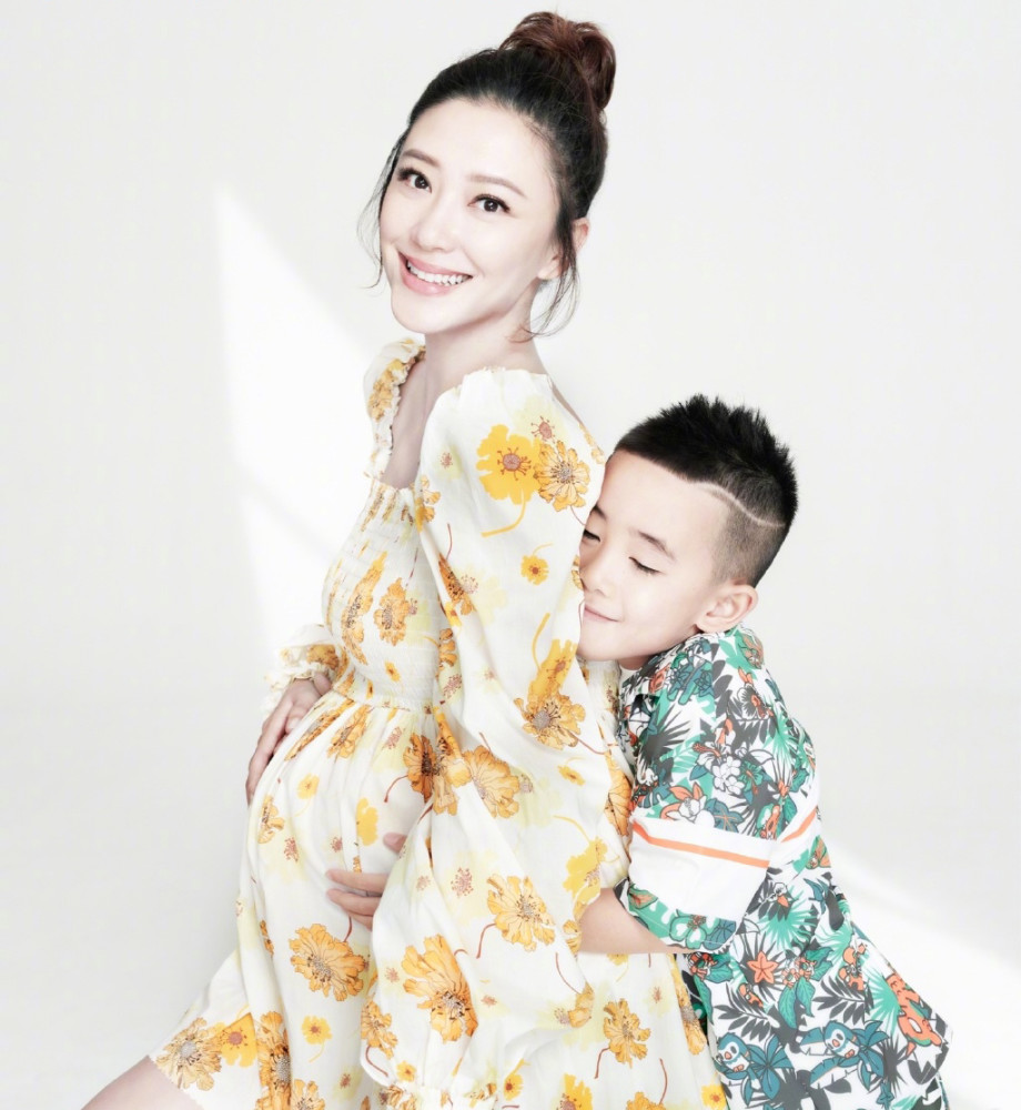 应采儿|应采儿恢复得真快，产后一个月穿黑色装戴蝴蝶结发箍，四肢好纤细