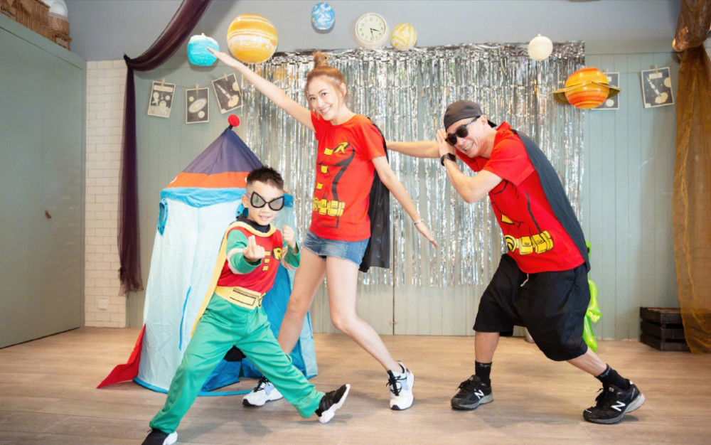 应采儿|应采儿恢复得真快，产后一个月穿黑色装戴蝴蝶结发箍，四肢好纤细