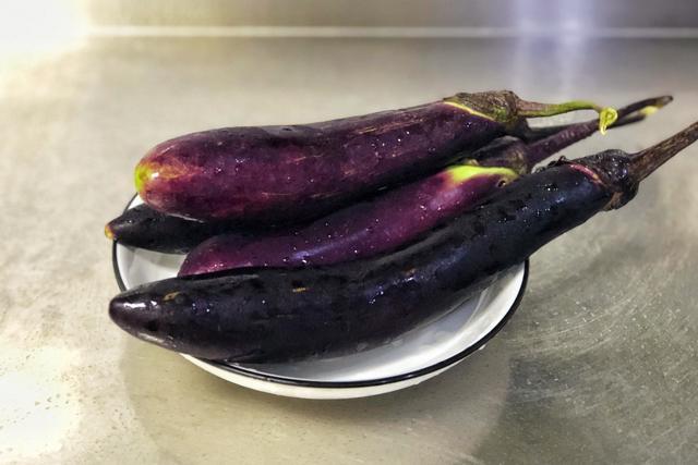 红烧茄子甜咸适中,软糯可口,掌握这两个技巧,不会变黑又不油腻