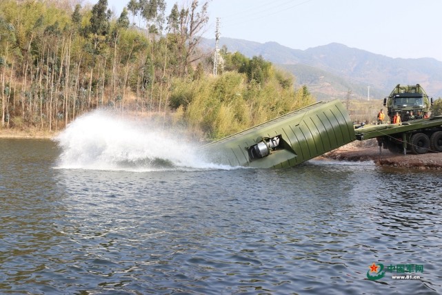 动力舟桥昼夜训练是啥样子?看这个武警支队的演示