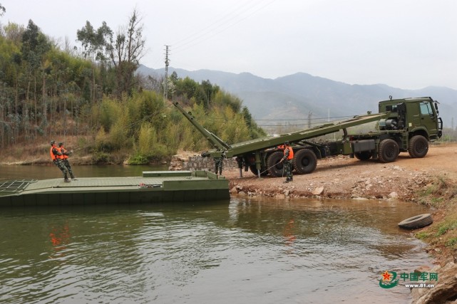 动力舟桥昼夜训练是啥样子?看这个武警支队的演示