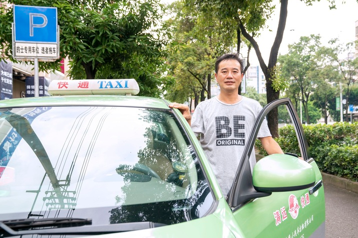 文明实践清远出租车司机每月签承诺书承诺诚信经营文明服务