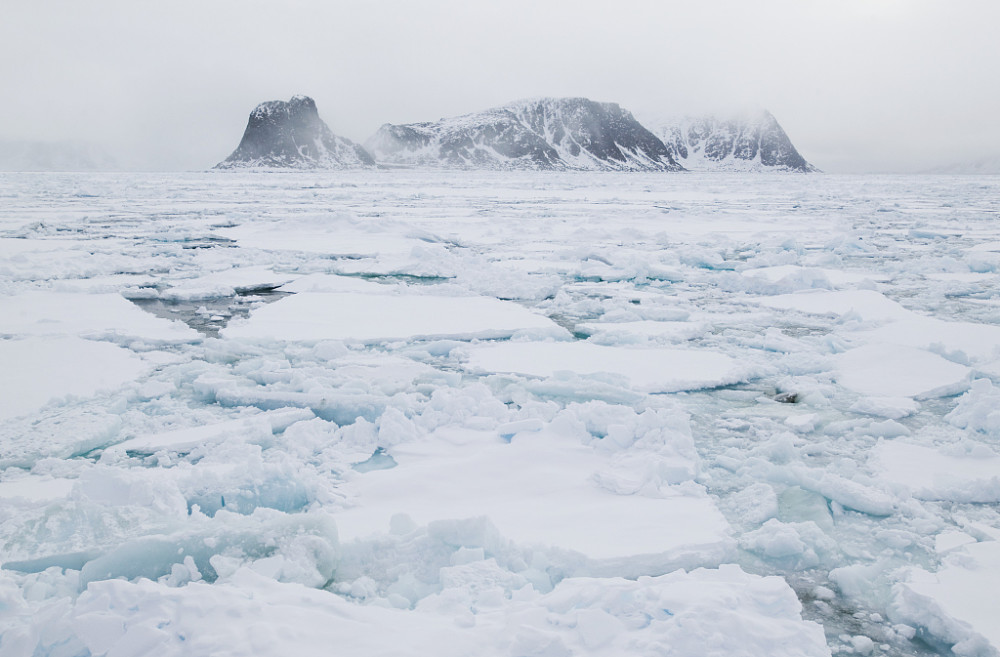 北极格陵兰岛最大冰川融化断裂