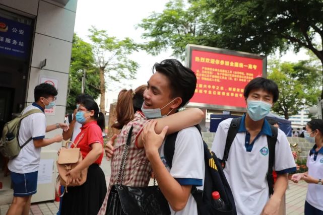 肇庆高考考场外的这些瞬间真暖