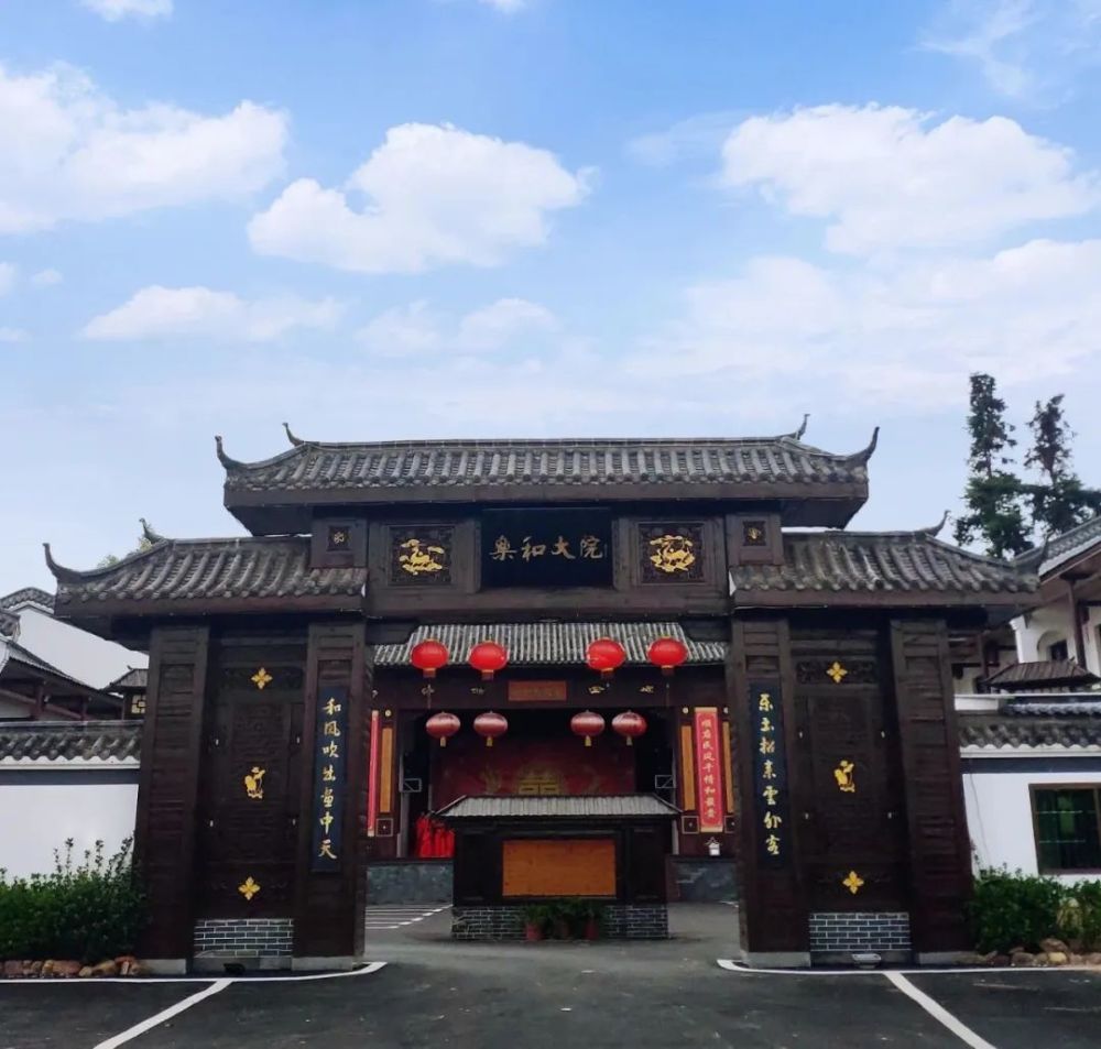 在蓝天白云的映衬下乐和大院的门楼格外恬静整个大院设计将中国传统