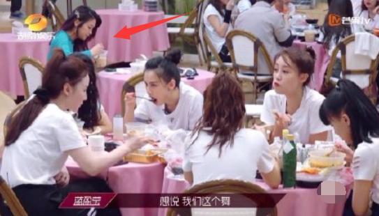 周杰伦|和周杰伦唱《画沙》走红，到了浪姐却成背景板，一个人默默吃饭