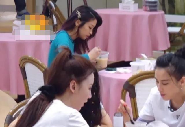 周杰伦|和周杰伦唱《画沙》走红，到了浪姐却成背景板，一个人默默吃饭