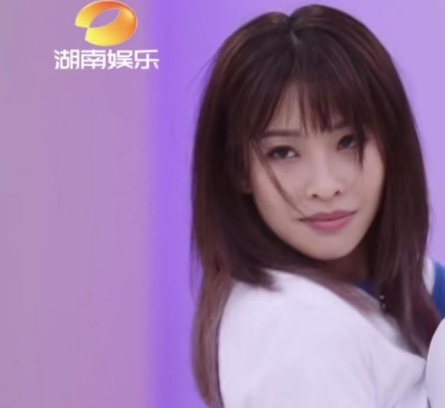 周杰伦|和周杰伦唱《画沙》走红，到了浪姐却成背景板，一个人默默吃饭