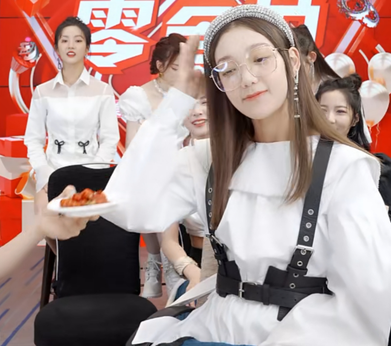 硬糖少女直播回应logo希林太敢说薇娅傻眼赵粤悄悄比手势