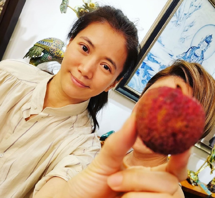 袁咏仪|49岁袁咏仪素颜与好友合照，拿荔枝卖力遮全脸，一脸甜笑超自信