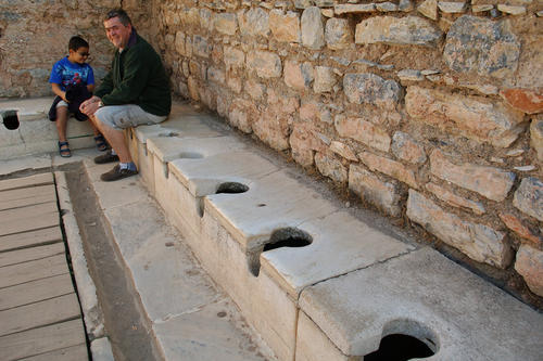 再也不去猪圈上厕所了,而是改用一个深深的大缸,很显然,这样上厕所很