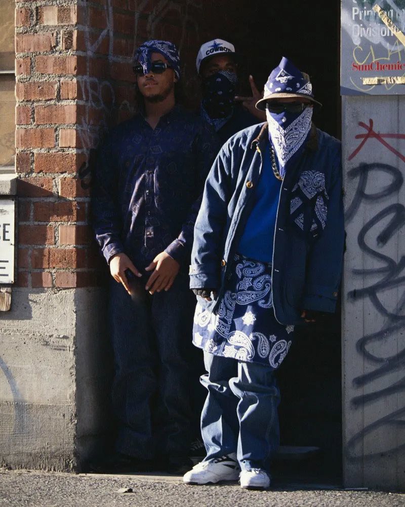 红色代表了bloods,蓝色代表了crips,在美国黑人文化发展之初,两方成员