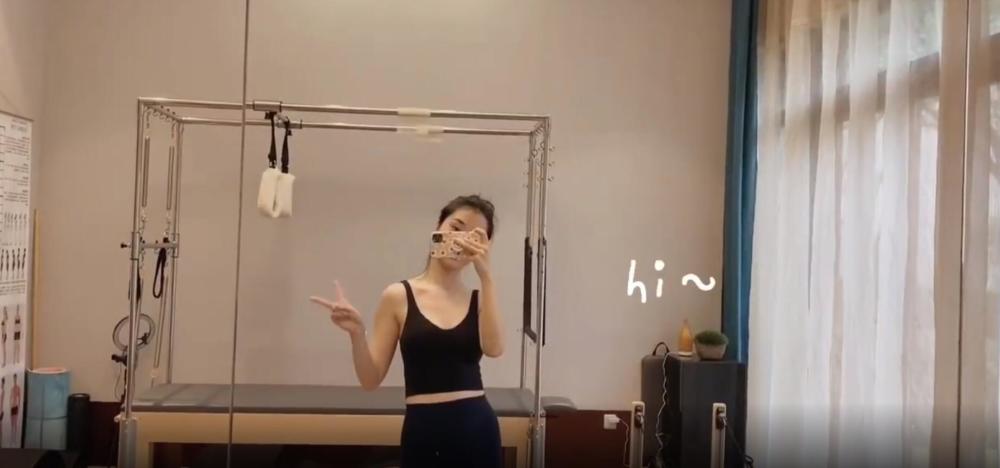 张大奕|总裁夫人健身秀完美身材，张大奕不甘示弱，穿短裙踩长靴秀长腿！