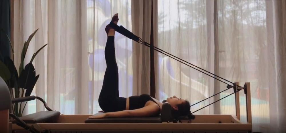 张大奕|总裁夫人健身秀完美身材，张大奕不甘示弱，穿短裙踩长靴秀长腿！