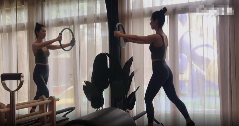 张大奕|总裁夫人健身秀完美身材，张大奕不甘示弱，穿短裙踩长靴秀长腿！