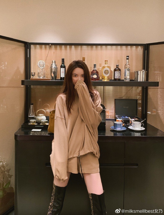 张大奕|总裁夫人健身秀完美身材，张大奕不甘示弱，穿短裙踩长靴秀长腿！