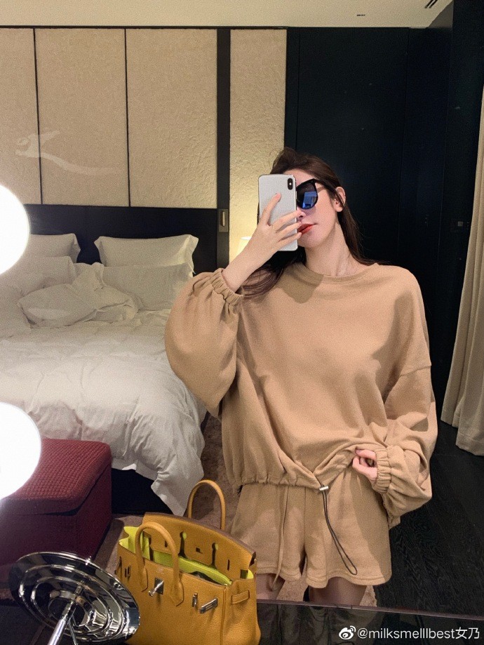 张大奕|总裁夫人健身秀完美身材，张大奕不甘示弱，穿短裙踩长靴秀长腿！