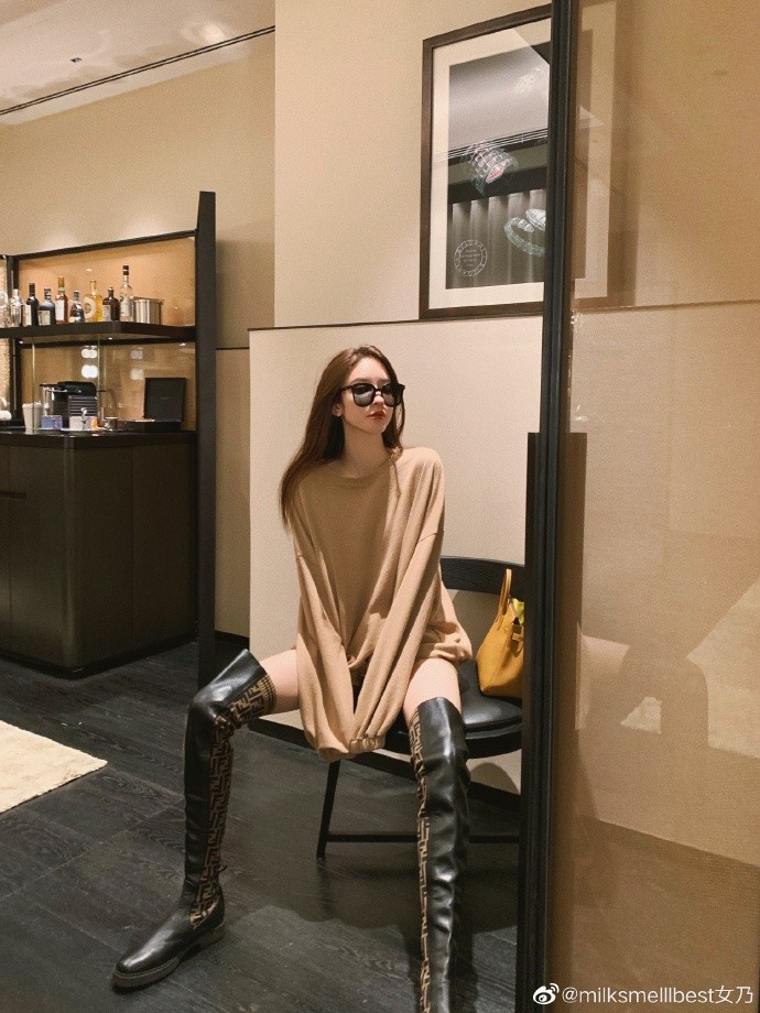 张大奕|总裁夫人健身秀完美身材，张大奕不甘示弱，穿短裙踩长靴秀长腿！