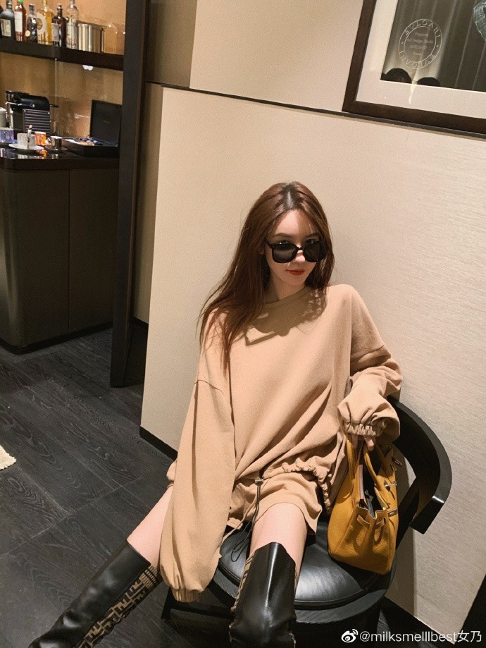 张大奕|总裁夫人健身秀完美身材，张大奕不甘示弱，穿短裙踩长靴秀长腿！