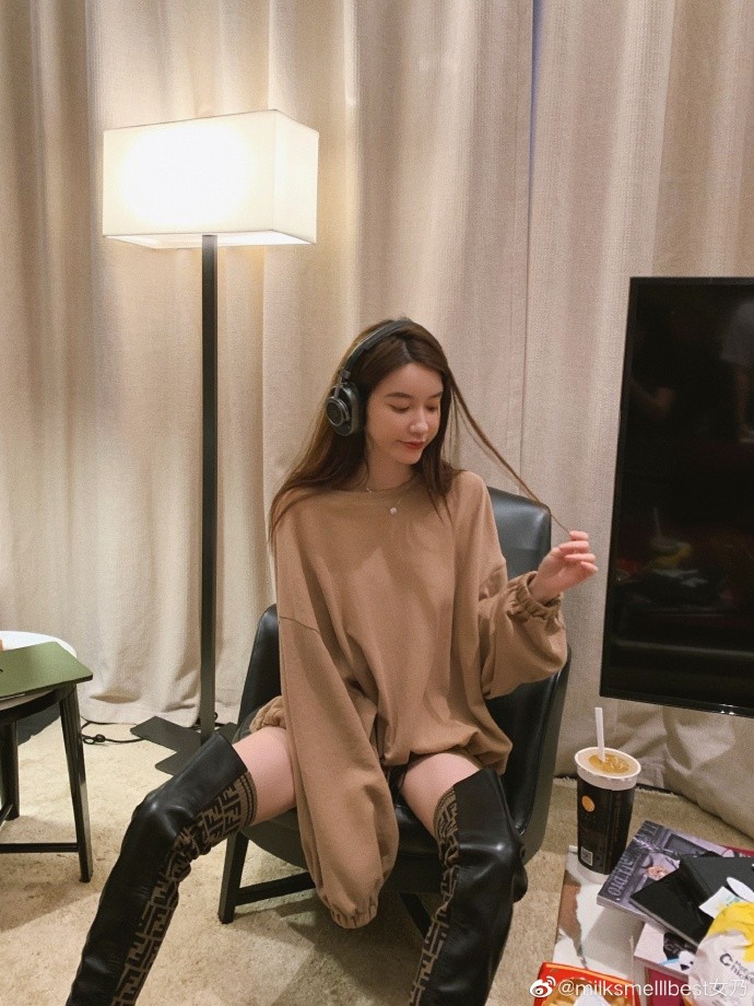 张大奕|总裁夫人健身秀完美身材，张大奕不甘示弱，穿短裙踩长靴秀长腿！