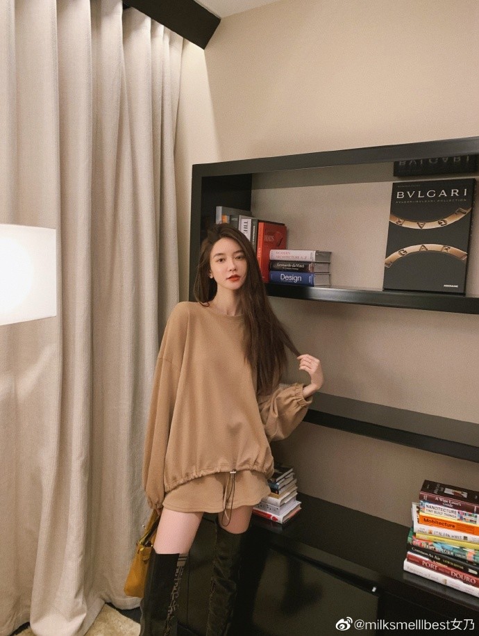 张大奕|总裁夫人健身秀完美身材，张大奕不甘示弱，穿短裙踩长靴秀长腿！