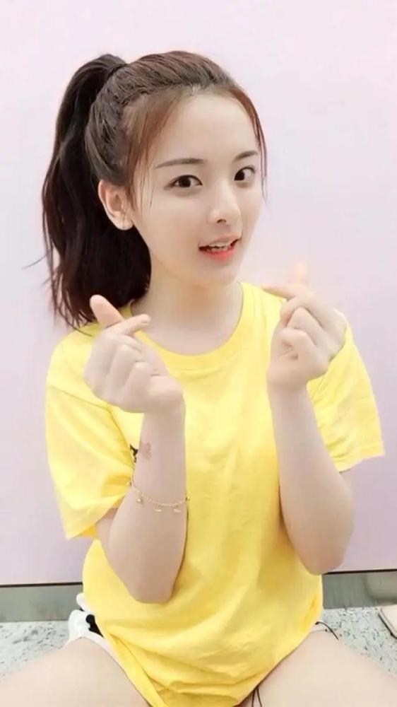 杨超越|因原名太过高调而被迫改名，原名曝光后，网友：不改估计更红